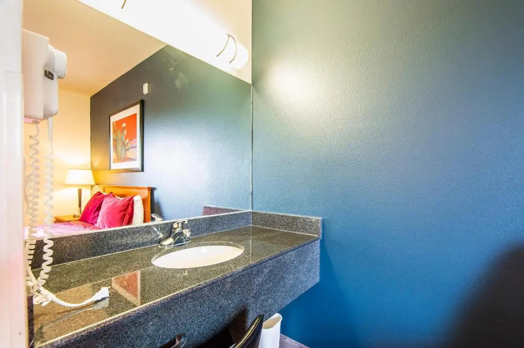 The Vistas 119 Modern studio with full kitchen 1st floor great location