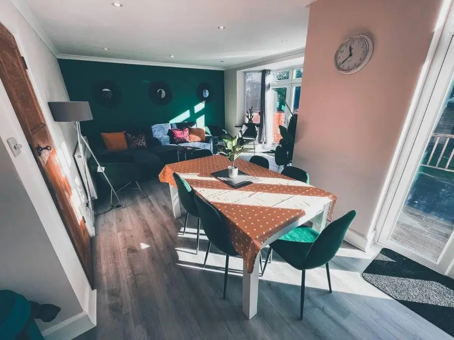 Modern 3 ground floor Parking and Garden