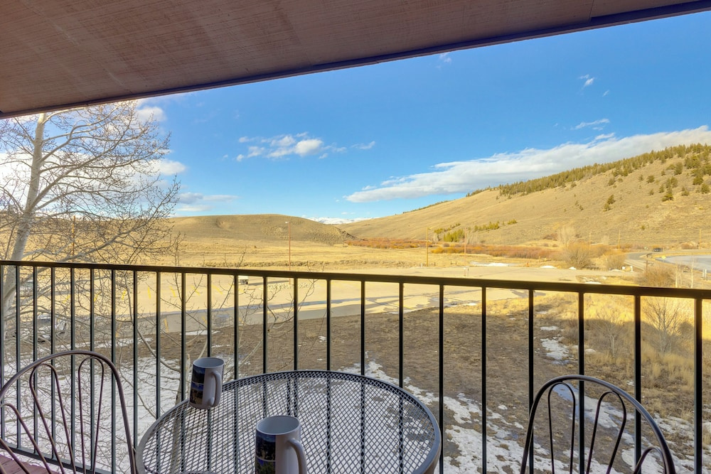 Pool & Hot Tub Access at Top-floor Granby Getaway!
