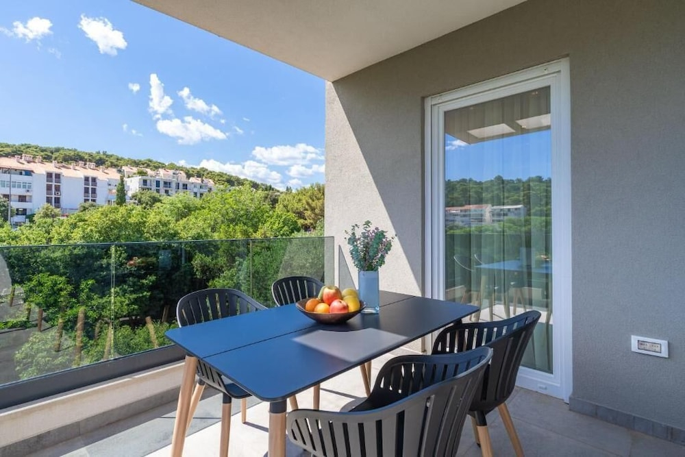 THE SIGNATURE SUITE by DuHomes
