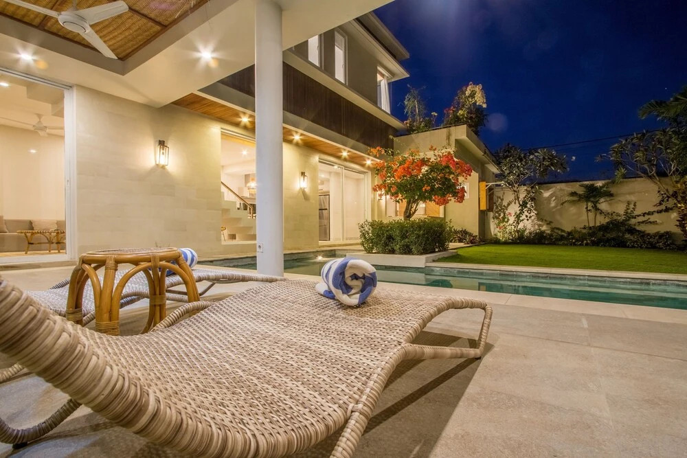 Villa Nestor - New Contemporary 3bd villa next to the Beach