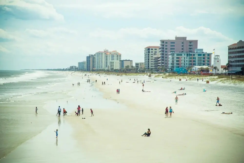 Spacious Townhome, 10 min to the Beach, Dogs OK!