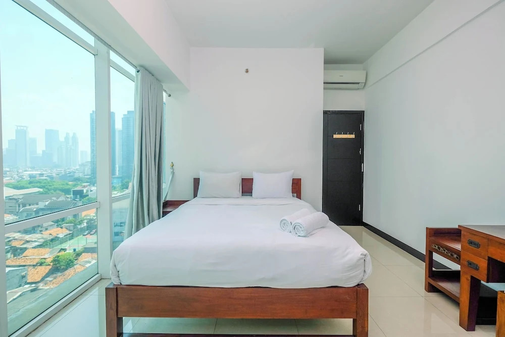 Homey And Warm 1Br Apartment At Ambassade Kuningan