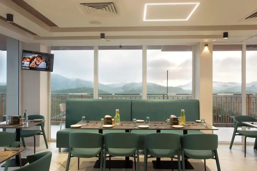 Le Crown Hotel