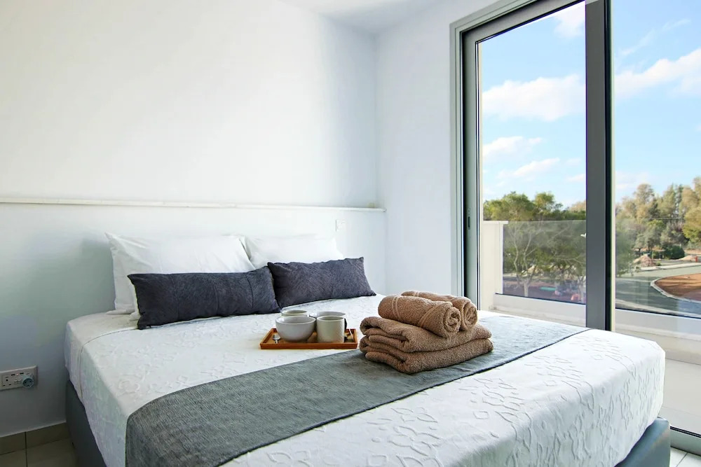 Phaedrus Living: Seaside Executive Flat Harbour 205