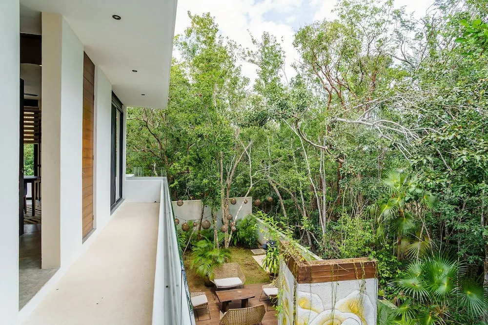 Magazine-worthy Villa Ponderosa with Private Pool & Gated Area