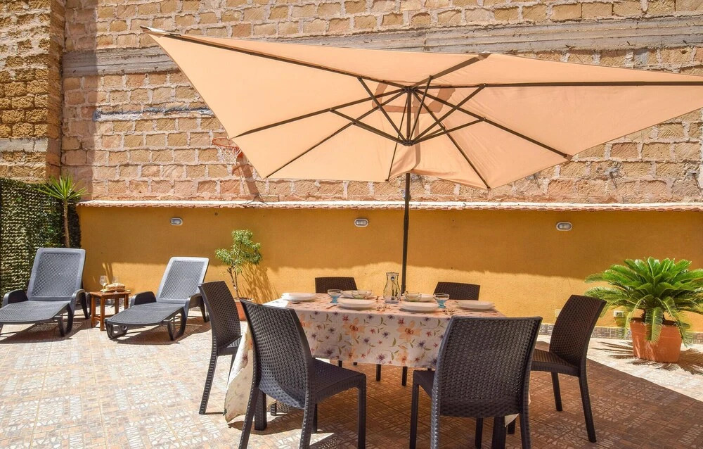Stunning Home in Aspra With 3 Bedrooms and Wifi