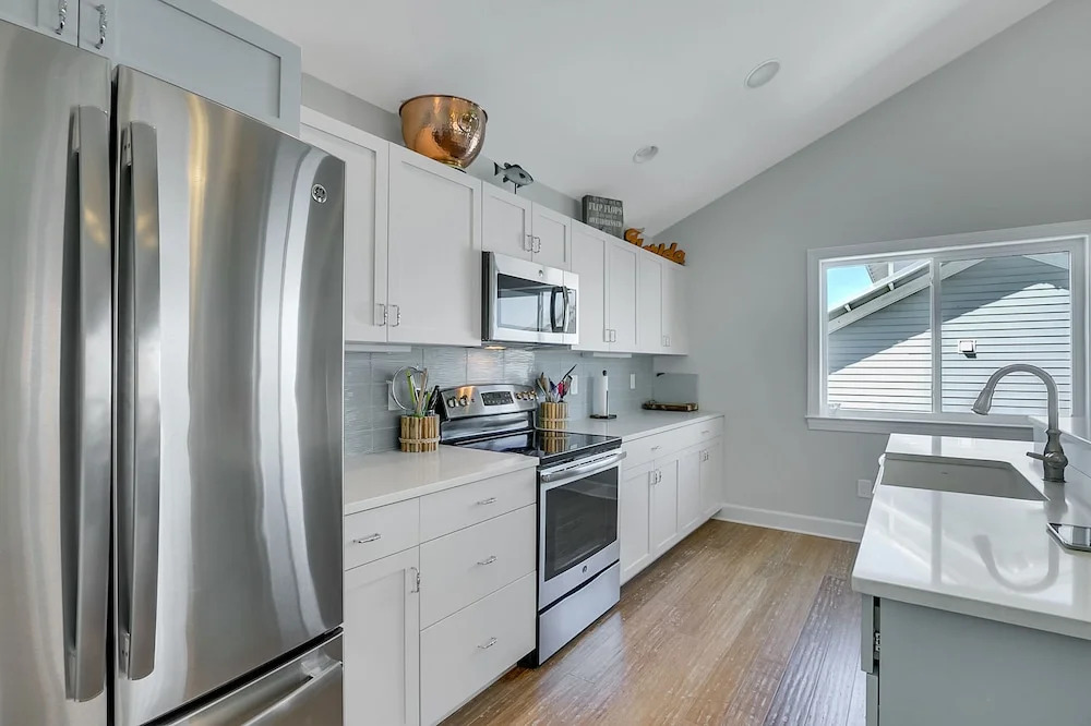 Contemporary 3br/3.5ba W/ Gulf View, Walk To Beach 3 Bedroom Home
