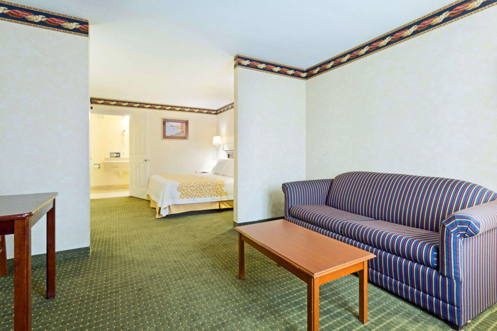 Days Inn by Wyndham Clinton