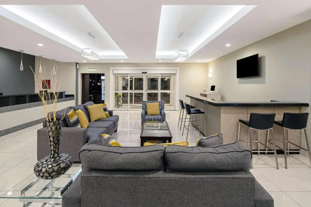 La Quinta Inn & Suites by Wyndham Mercedes Outlet Mall
