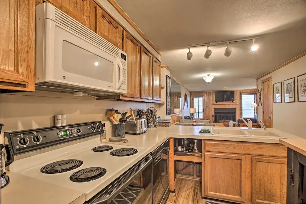 Slopeside Snowshoe Condo - Walk to Ski Lifts!