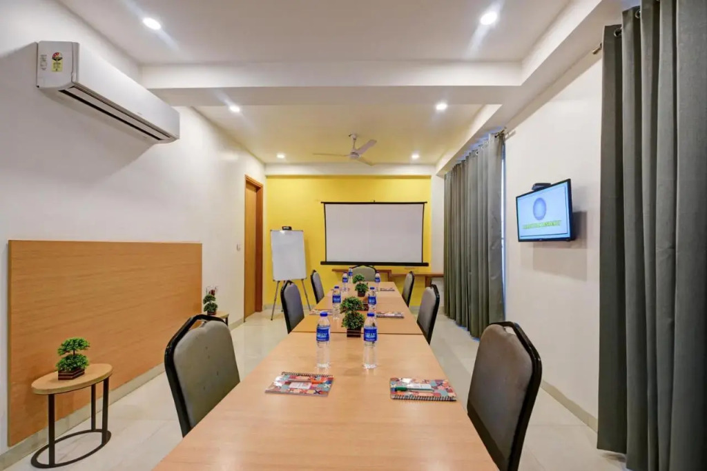 OYO Rooms 813 near Omaxe City Centre