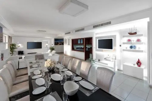 Dubai 5* Penthouse front sea 6 Bdr. private pool!