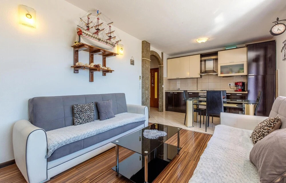 Amazing Apartment in Duce With Wifi and 3 Bedrooms