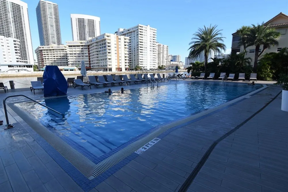 Stunning Bay Views 2 Bed 2 Bath Residence @ Beachwalk