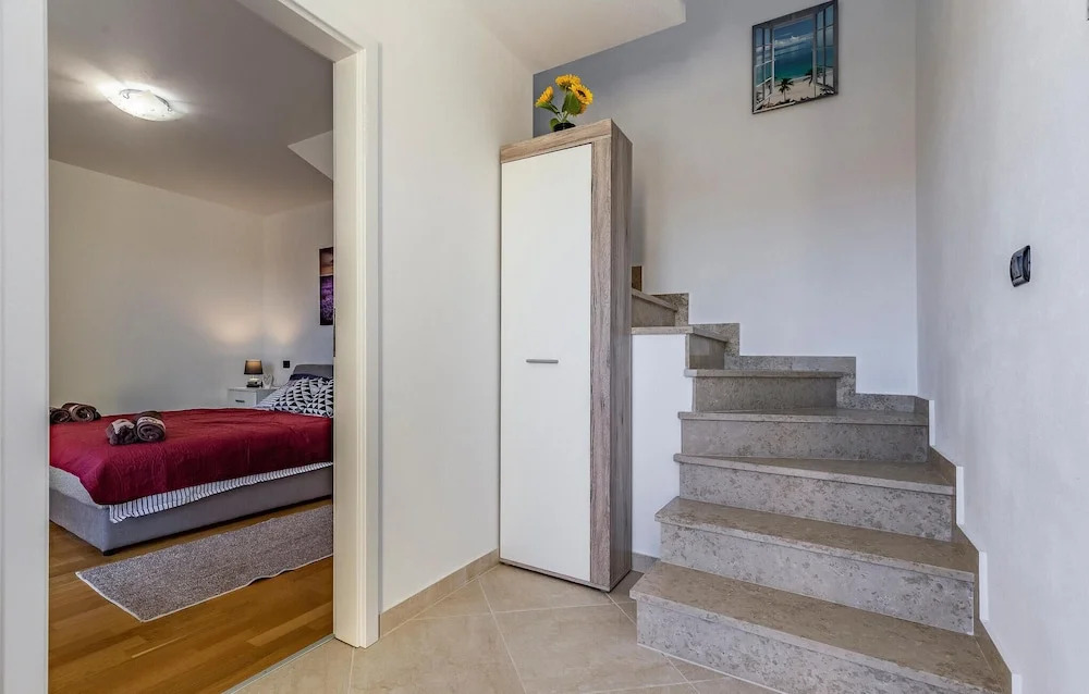 Nice Apartment in Liznjan With 1 Bedrooms and Wifi