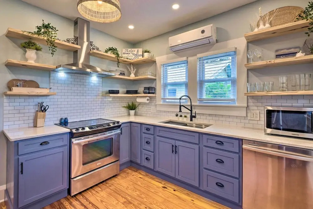 Bright Bradenton Retreat: 1 Mi to Downtown!