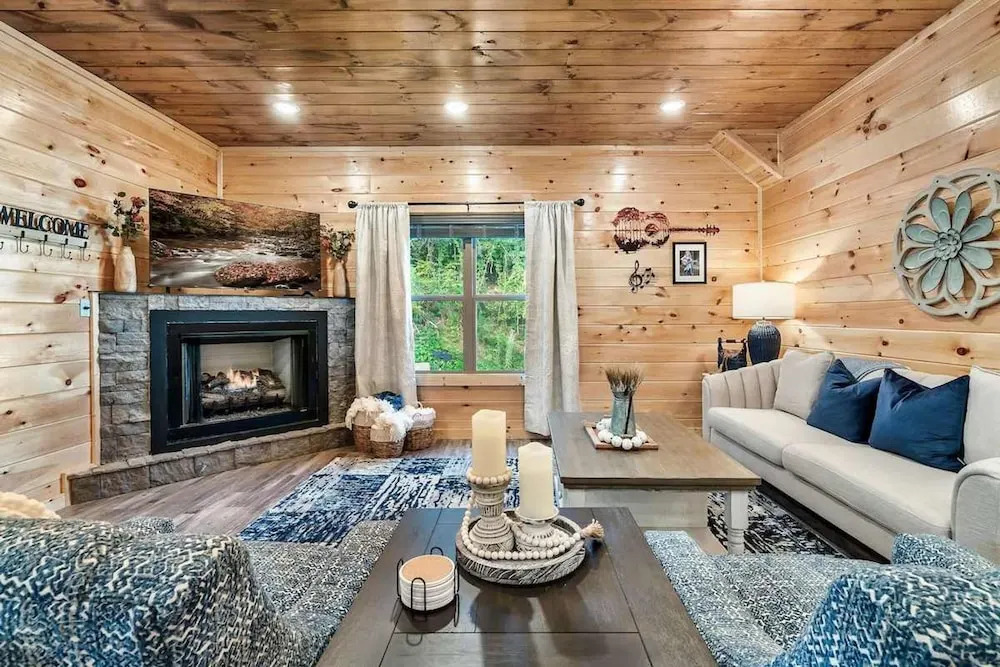 Modern 5 Bedroom Cabin Close-dollywood Game Room