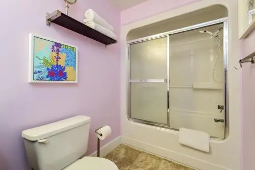Pet friendly walk to Saugatuck hot tub