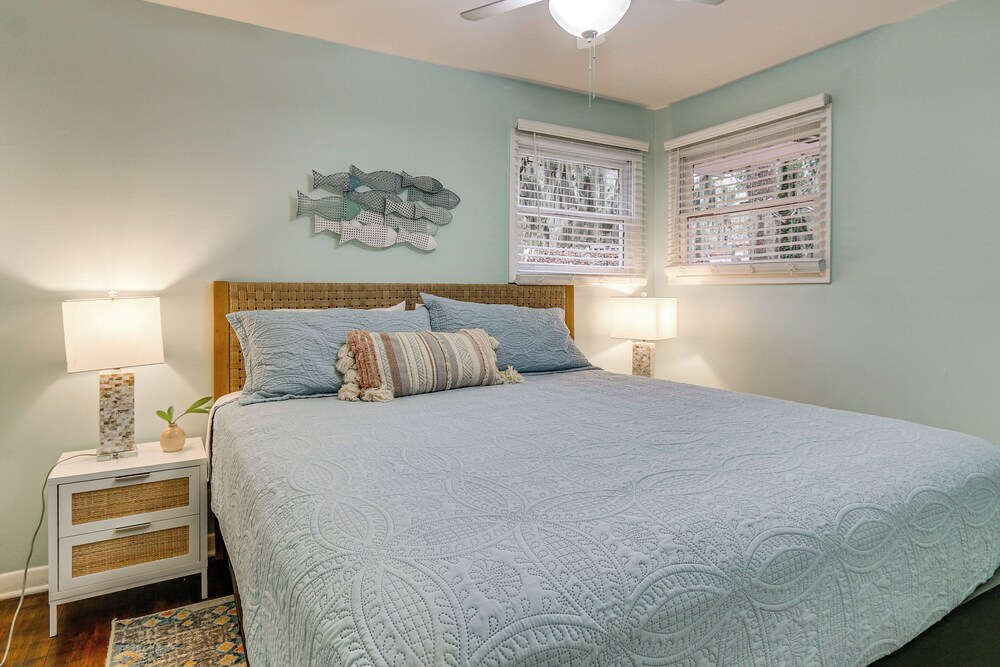 5 Mi to Historic Dtwn Beaufort: Family Gem w/ Yard