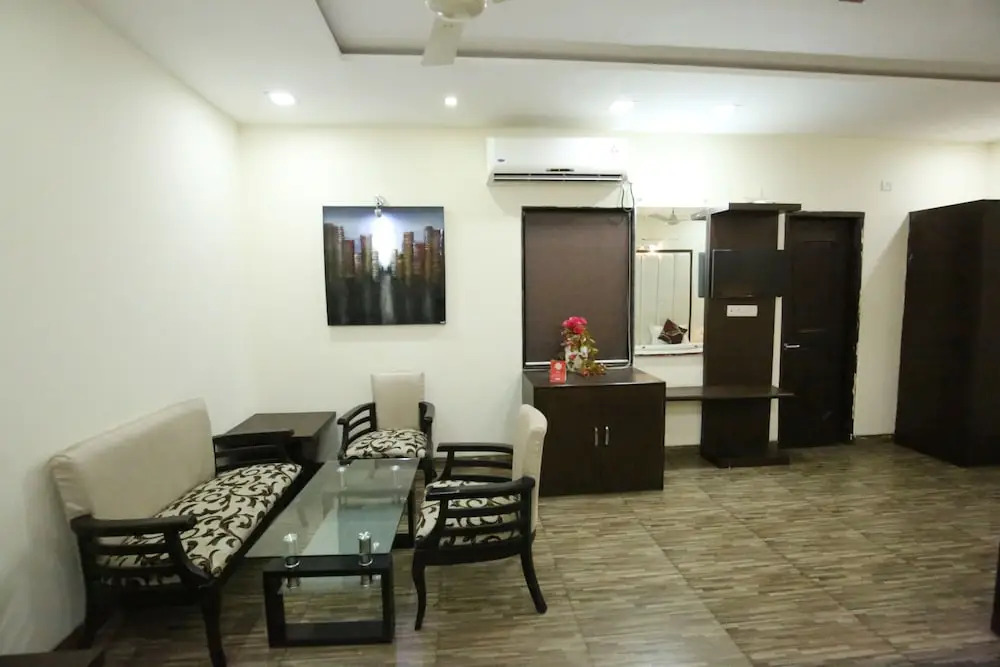 OYO 2660 Hotel Radhe Inn