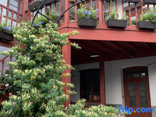 Two Holly Trees Coastal Courtyard Homestay (Yantai Mountain Scenic Area)