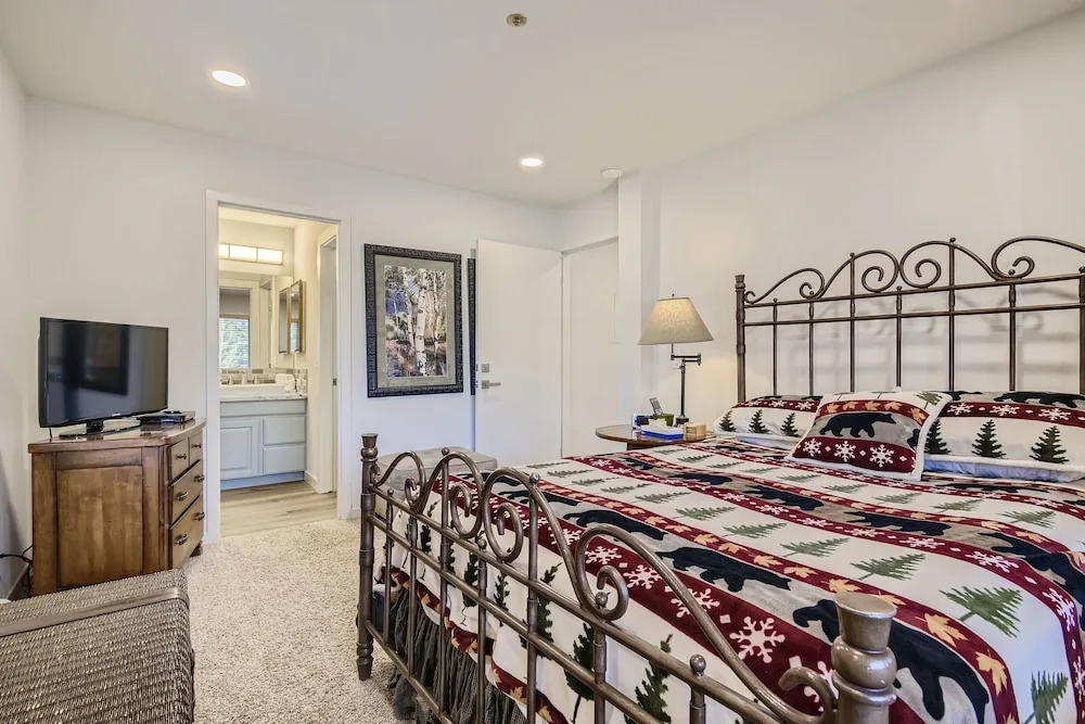 Tyra Chalet C128 3 Bedroom Condo by Redawning