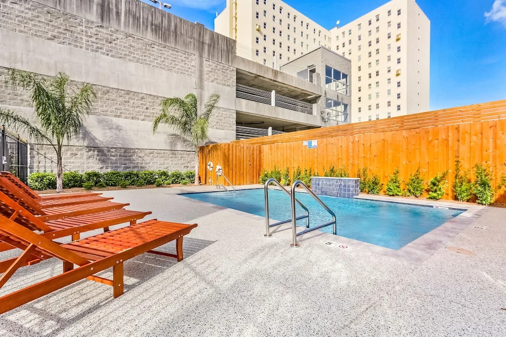 Spacious 5 BR Retreat with Pool - Near It All