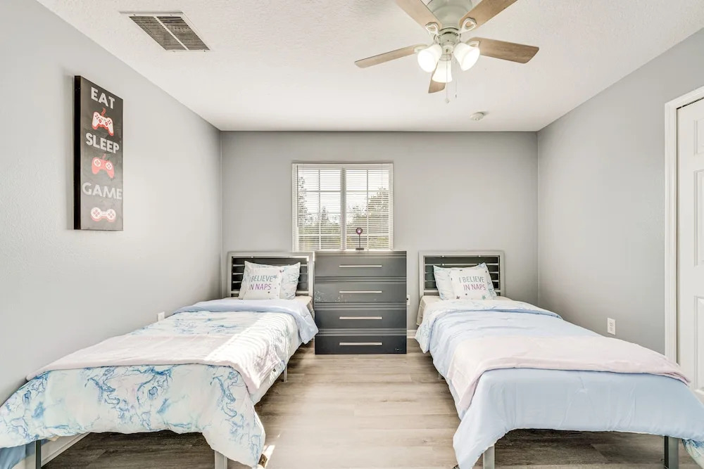 8 Mi to Disney: Family Home w/ Screened Lanai!
