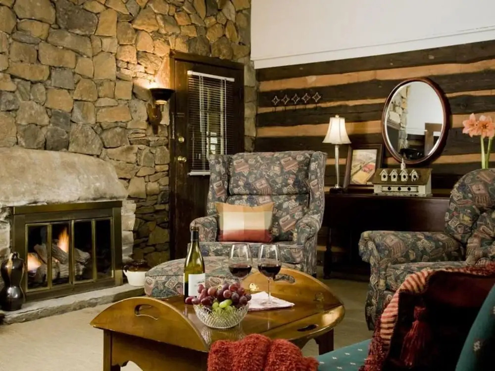 1906 Pine Crest Inn