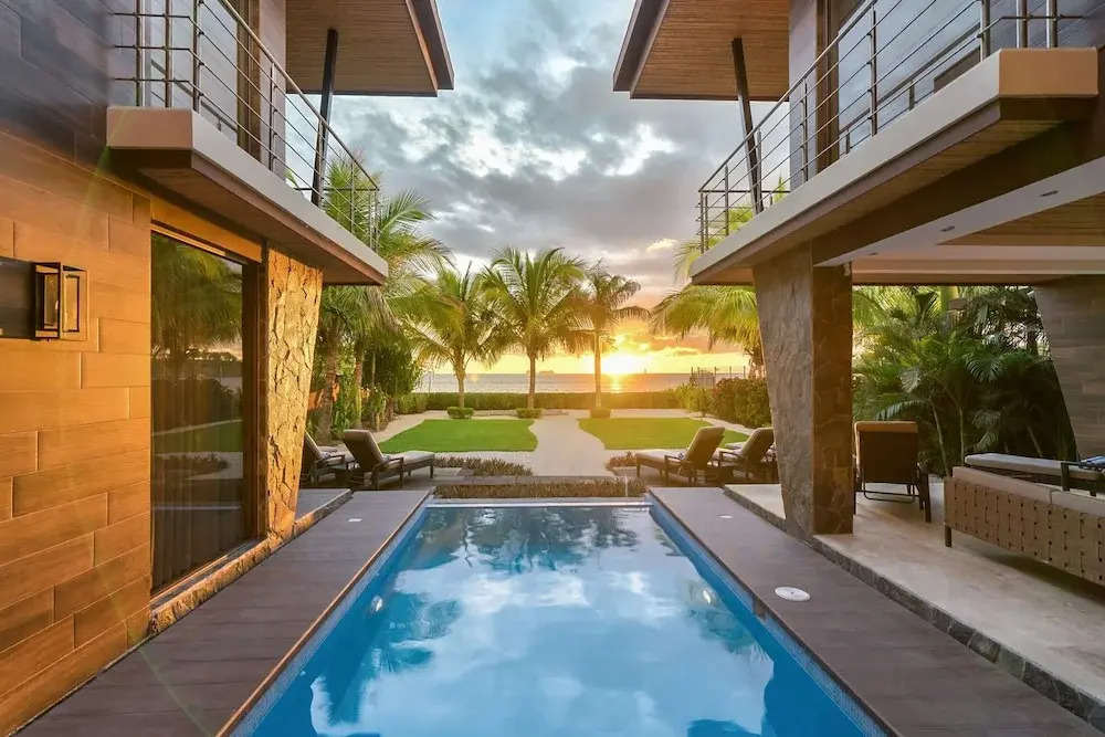 Beachfront Villa - Sunsets and Daily Maid Service