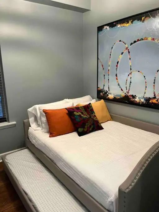 Trendy West Town Flat - 2 bed / 1.5 bath w parking