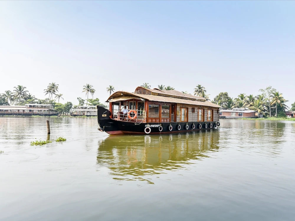 Oyo 24606 Waves And Wind 3Bhk Houseboat