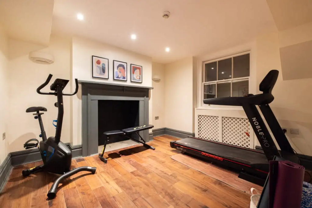 The Heart of Angel - Bright 2BDR House with Terrace, Gym & Cinema