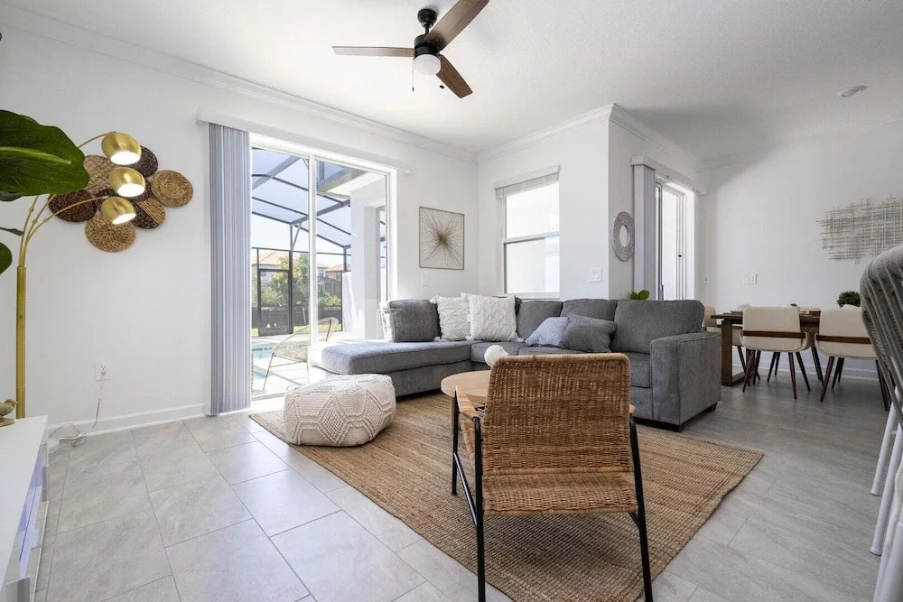 Bright Modern Home @storey Lake
