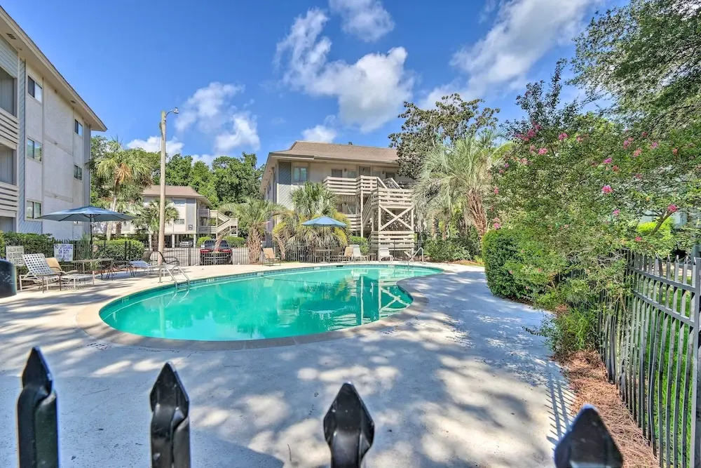 < 1 Mi to Coligny Beach Park: Condo w/ Tennis!