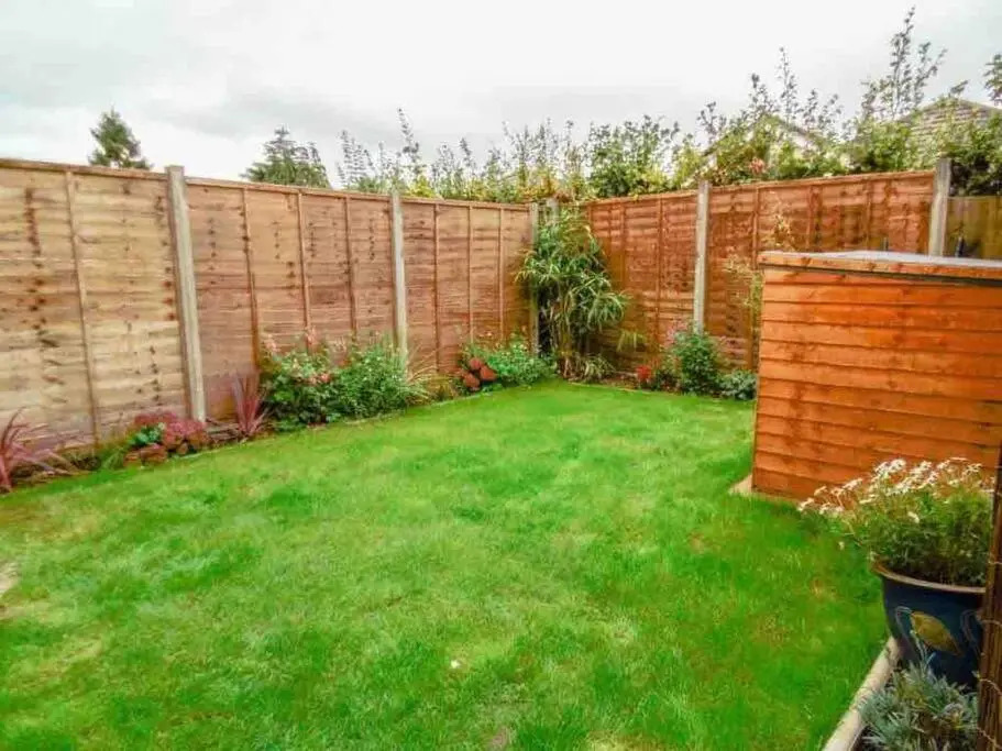 Spacious 4 Bed Rooms, Parking, Garden and Near Parks, Beaches and University