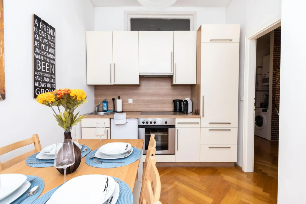 Sunshine deluxe apartment with porch near Schönbrunn palace and Westbahnhof