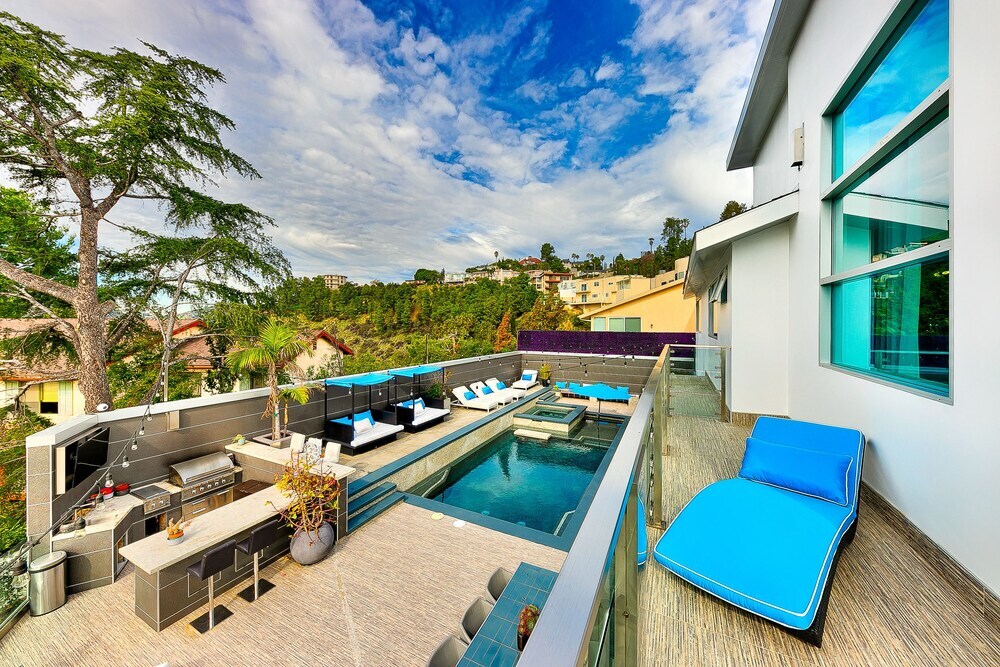 Hollywood Estate With Stunning Views