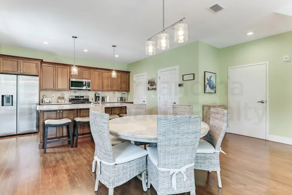 391 South Fletcher 7 Bedroom Home by RedAwning