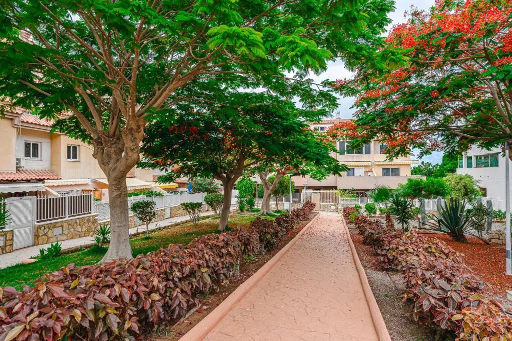 YELLOW 3 bedroom large apartment for 10 guests