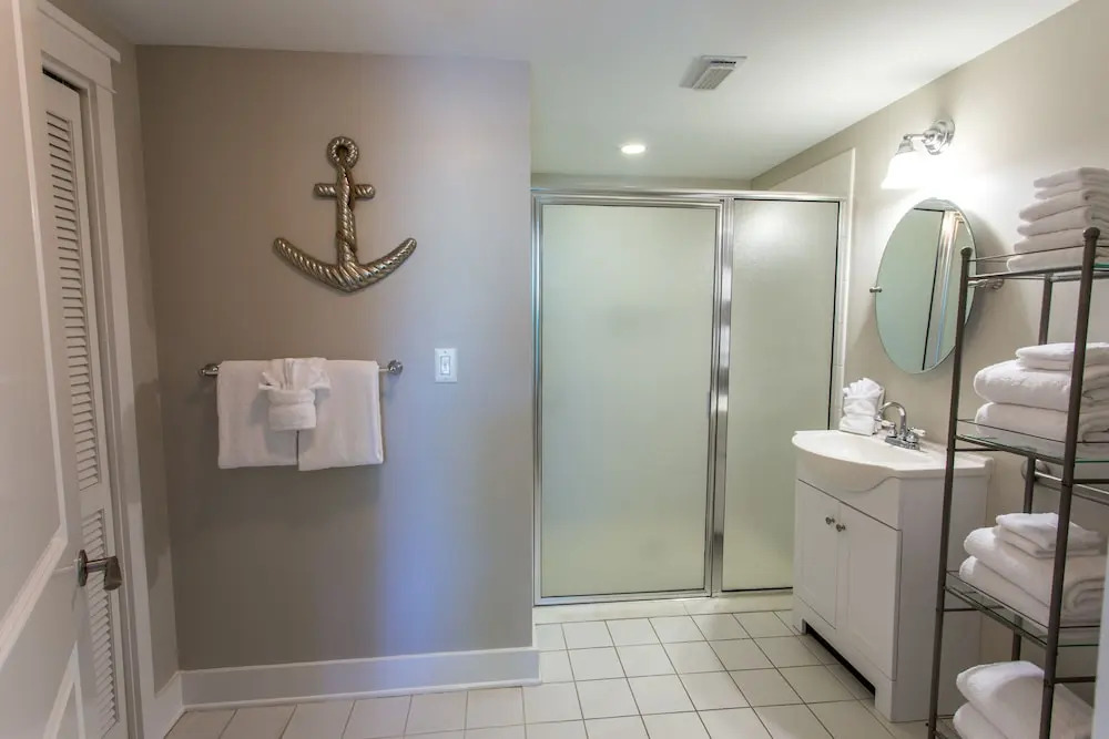 Waterscape A230 - 1 Br condo by RedAwning