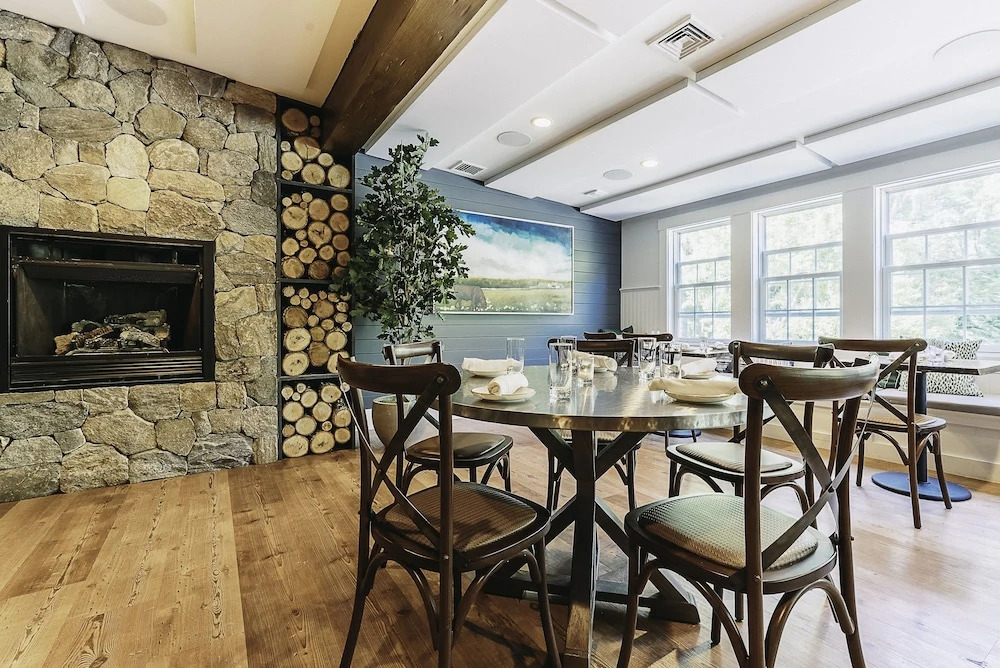 Lamberts Cove Inn & Resort