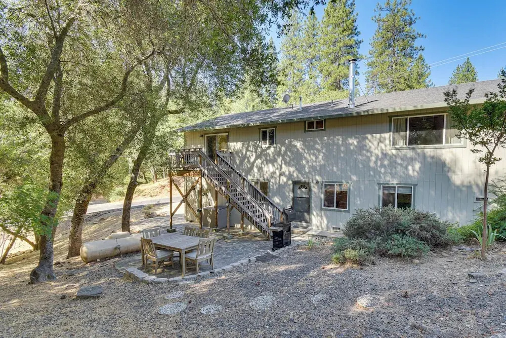 Gateway to Yosemite: Group-friendly Groveland Home