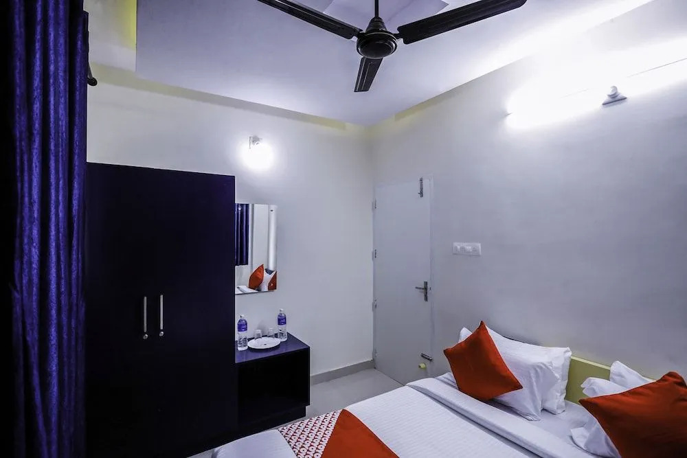 Oyo 15825 Blue Berry Apartments