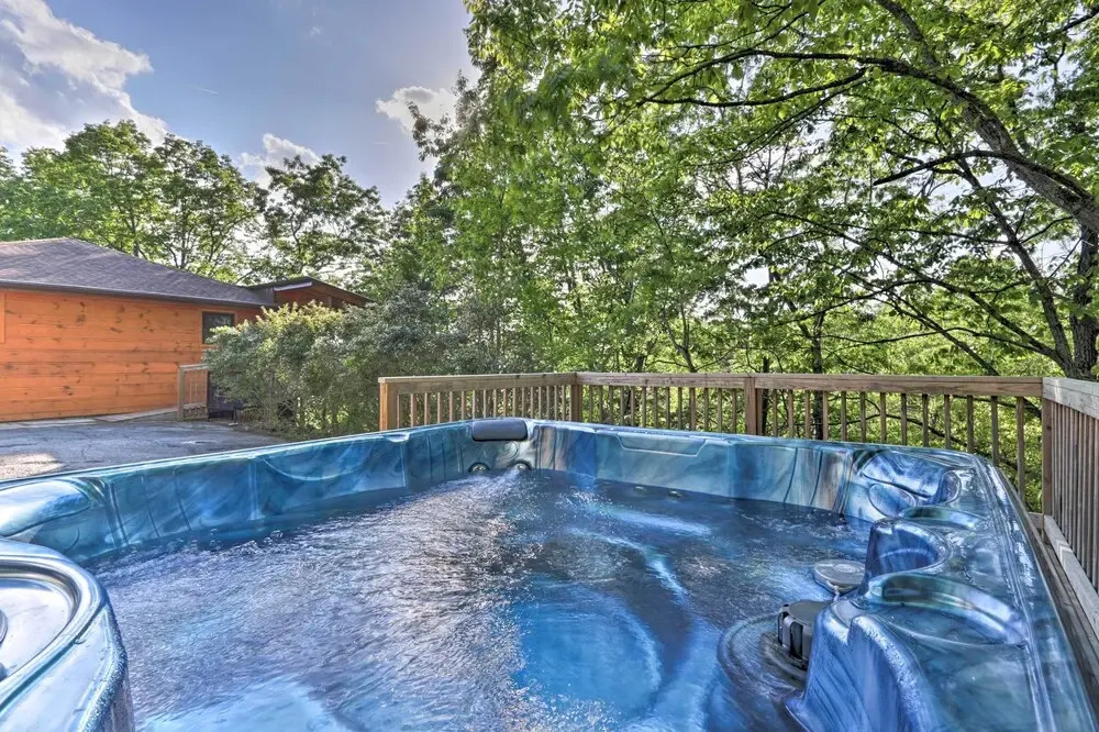 Luxe Cabin w/ Hot Tub, Theater, Pool Table, Arcade