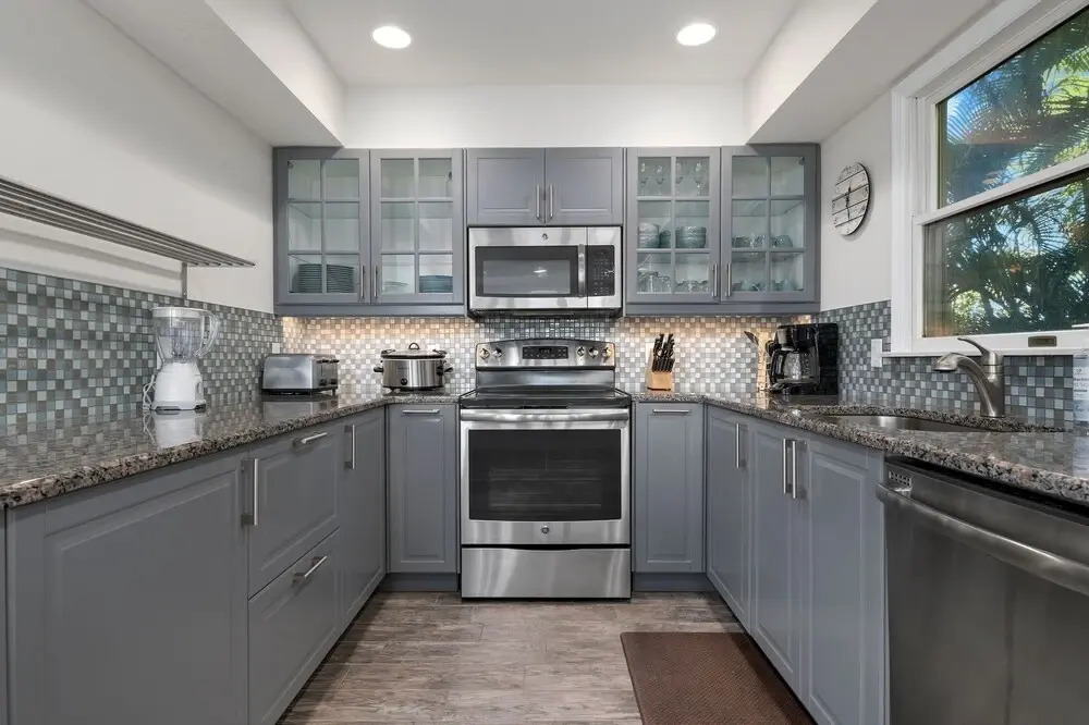 Walk To Beach Recently Renovated Sleeps 6 2 Bedroom Condo by RedAwning