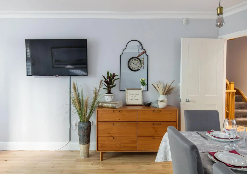 Spacious 4-bedroom mews house with private garage