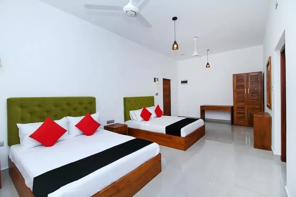Capital O 470 J Leaf Hotel