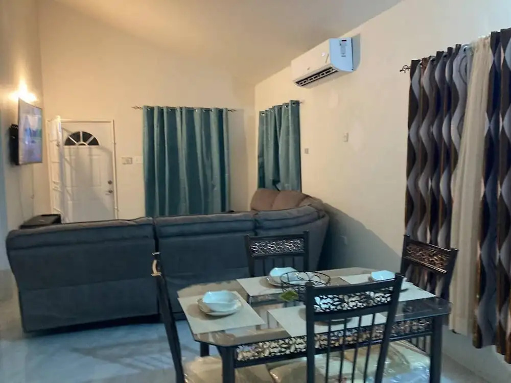 Sleeps 4 With Free Parking, 15-min to Beach